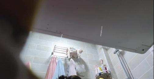 十二月最新流出沉浸式浴室偷拍瑜伽老师室友身高170风韵少妇洗澡对着镜头看差点被她发现摄像头
